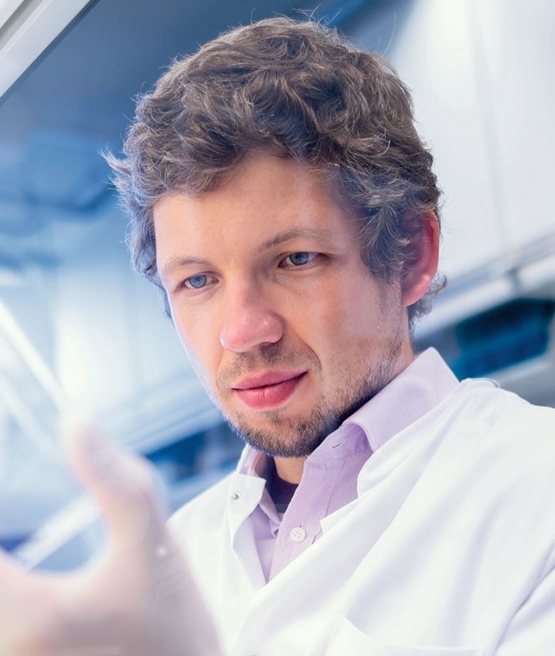 Dr. Sven Borchmann, Gründer von LIQOMICS, im Labor